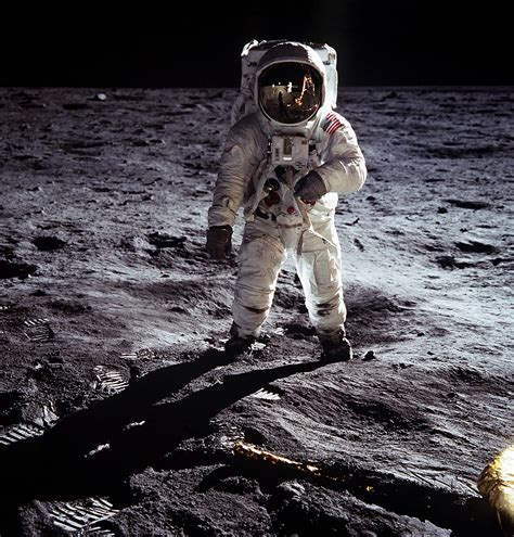 07 қыр. . Neil armstrong on the moon video